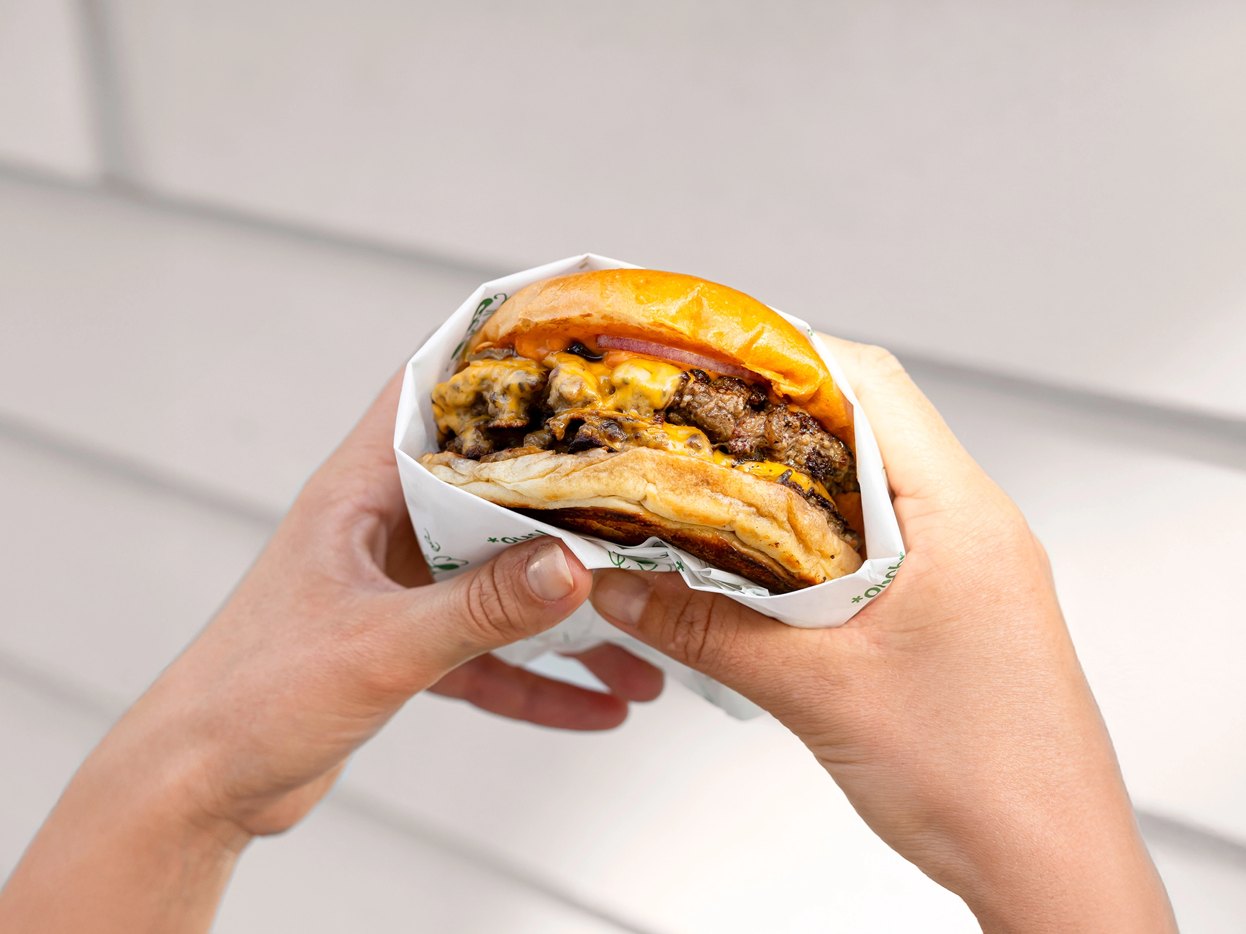 ouch_holding_burger_03