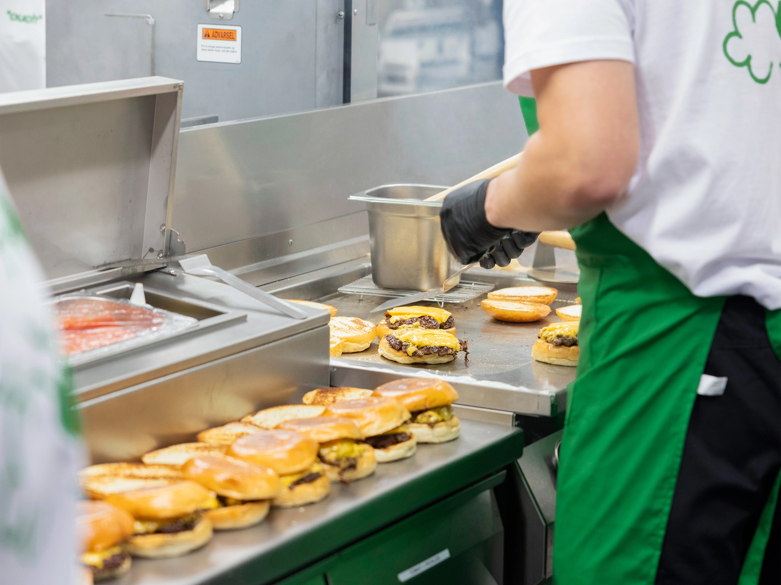 ouch_preparingburgers_02_alt